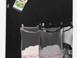 Deux sacs de vêtements sont suspendus à un portant.