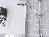 une salle de bains équipée d'une douche et d'un lavabo