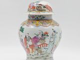 un vase avec un couvercle sur fond blanc