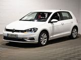 La Volkswagen Golf blanche est garée dans une pièce blanche.