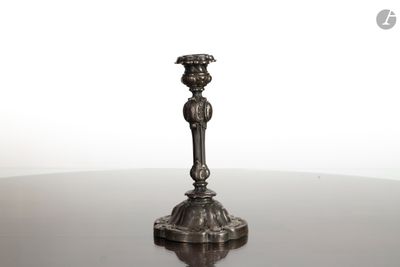 une bougie posée sur une table, sur fond blanc