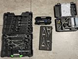de nombreux outils posés à même le sol