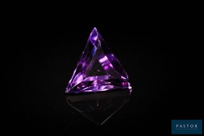 un améthorate violet sur fond noir