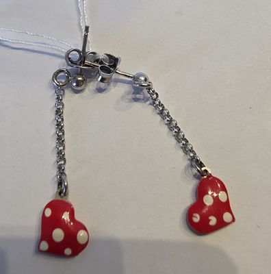 une paire de cœurs rouges et blancs suspendus à une chaîne en argent