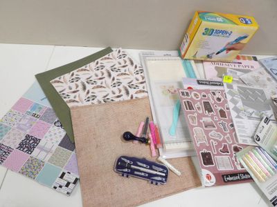 une pile de matériel de loisirs créatifs posée sur une table