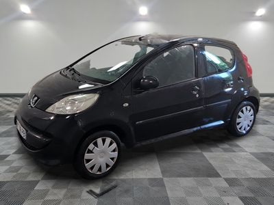 la photo d'une petite voiture noire sur un sol en damier