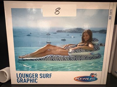 une photo d'une femme allongée sur une chaise longue dans l'eau