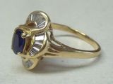 une photo en gros plan d'une bague sertie d'une pierre bleue