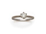 une bague de fiançailles ornée d'un seul diamant au centre