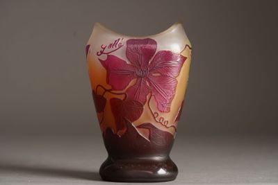 un vase orné d'une fleur, posé sur une table