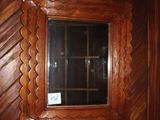 un miroir accroché au mur dans une pièce lambrissée