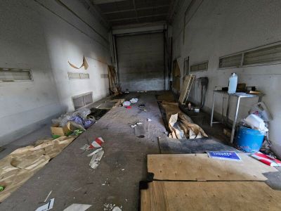 une pièce où il y a beaucoup de déchets par terre