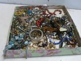 une boîte remplie de bijoux assortis sur une table