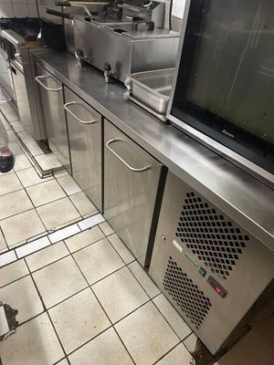 une photo d'une cuisine professionnelle dotée de nombreux plans de travail