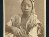 une vieille photo d'une femme assise sur une chaise