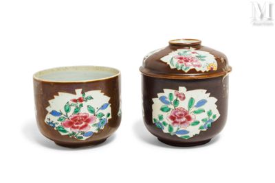 une paire de vases marron et blancs ornés de motifs floraux