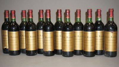 un groupe de bouteilles de vin posées sur une table