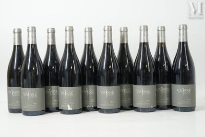 six bouteilles de vin sont alignées sur une table