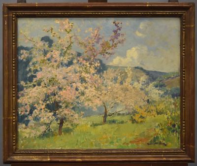 une peinture à l'huile représentant un arbre dans un champ, avec des montagnes en arrière-plan