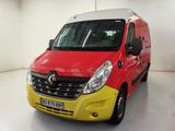 La camionnette rouge et jaune est garée dans une pièce blanche.