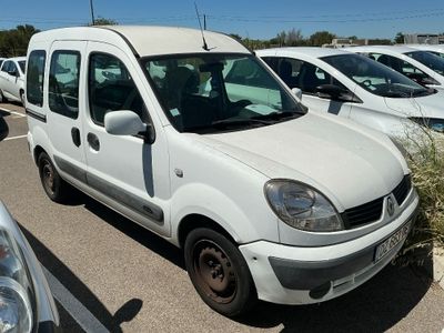 une camionnette blanche garée dans un parking