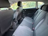 les sièges arrière de la voiture sont vides, il n'y a personne à l'intérieur