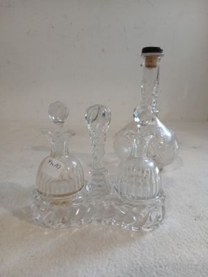 trois bouteilles en verre posées les unes à côté des autres sur une table