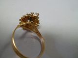 une image représentant une bague en or sertie d'un bouquet de diamants