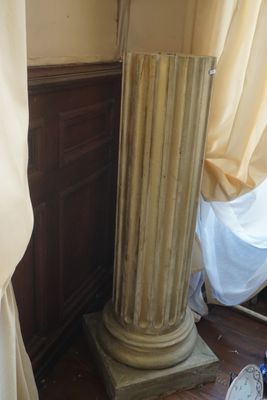 une grande colonne surmontée d'une horloge