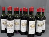 six bouteilles de vin sont alignées sur une table