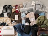un tas de vêtements et de sacs sur un lit
