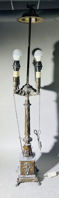 une lampe posée sur une table à côté d'une lampe