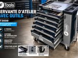 les outils sont empilés les uns sur les autres dans le garage