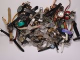 une pile de montres de différents modèles posées sur une surface blanche