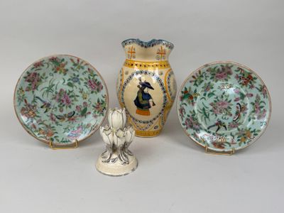 trois assiettes et un vase sur la table