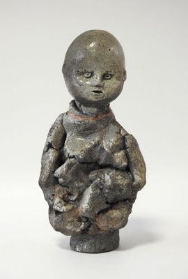 une image représentant une petite statue d'un enfant tenant un ours en peluche