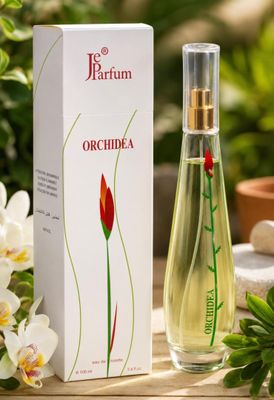 un flacon de parfum posé sur une table, à côté de fleurs