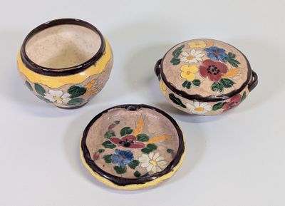 trois petits vases posés l'un à côté de l'autre sur une table