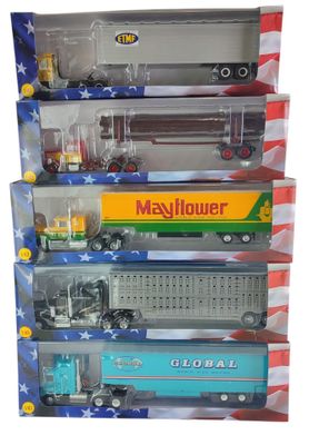 Trois camions miniatures sont empilés les uns sur les autres dans une vitrine.