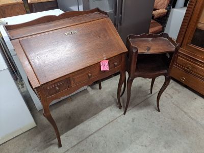 a small desk and a chair in a room