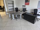 une image représentant un bureau et une chaise dans une pièce