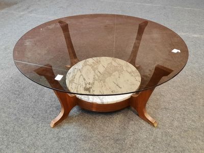 une table en verre avec un plateau en marbre et des pieds en bois