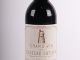 une bouteille de vin posée sur une table
