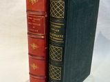deux livres posés l'un à côté de l'autre sur une surface blanche
