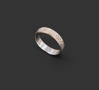 un gros plan d'une bague en argent sur fond noir