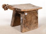 un vieux banc en bois muni d'une poignée en métal