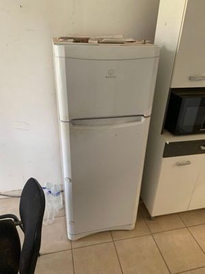 Dans la cuisine : - 1 réfrigérateur de marque INDESIT
