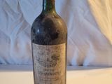 une bouteille de vin posée sur une table