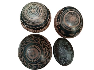 4 Coupelles en bois sculptées ( noix de coco? )