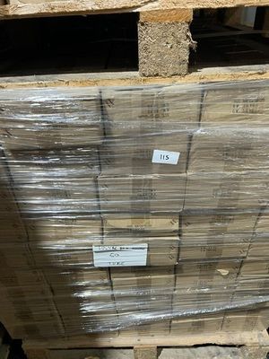 une palette remplie de palettes en bois dans un entrepôt